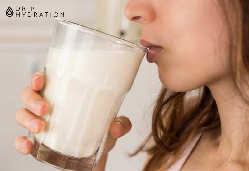 Uống sữa giải rượu giúp làm giảm triệu chứng mệt mỏi, đau đầu,...