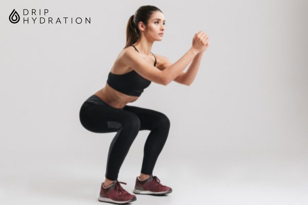 Tập squats đều đặn hàng ngày giảm mỡ hông