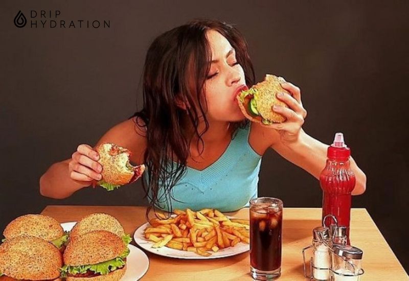 Rối loạn ăn uống cuồng ăn khiến người bệnh không kiểm soát được lượng thức ăn nạp vào cơ thể