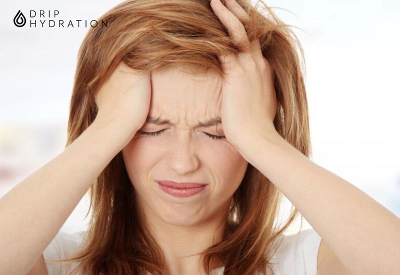 Khi cơ thể thiếu hụt Vitamin B complex, dễ dàng có các triệu chứng như đau đầu, chóng mặt,...