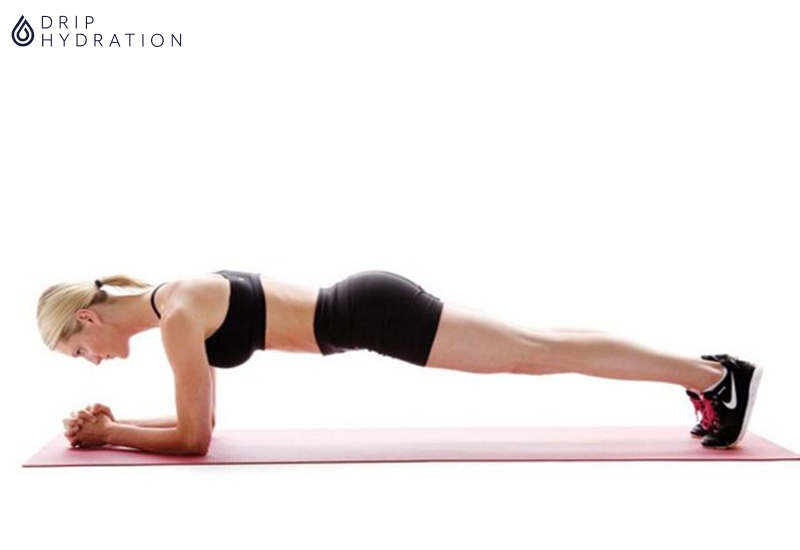 Plank là một bài tập yoga giảm mỡ bụng dưới cho nữ phổ biến và phù hợp để giảm cân