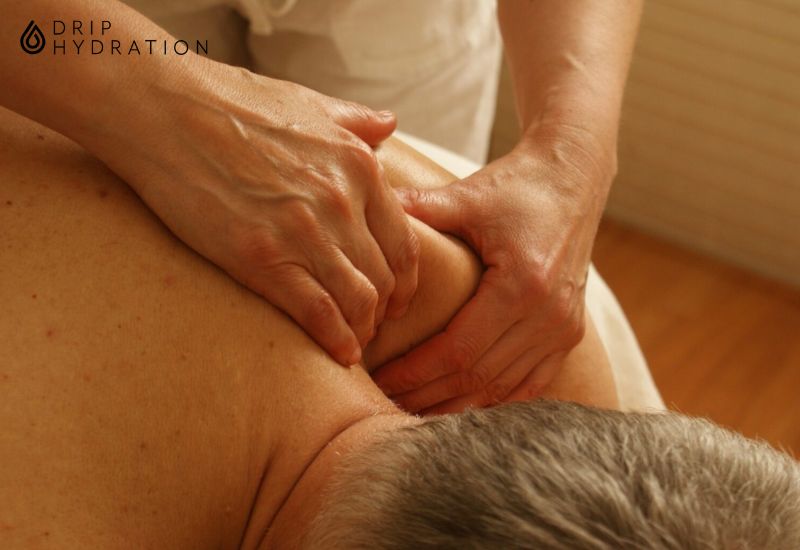 Massage trị liệu cổ vai gáy giúp giảm đau nhức và cải thiện tâm trạng