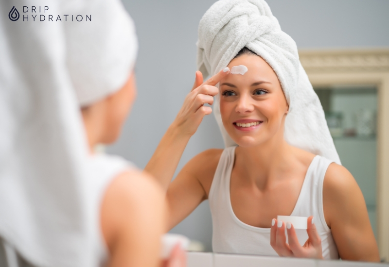Bôi kem dưỡng ẩm là một trong các bước chăm sóc da mặt ban đêm quan trọng
