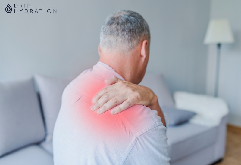 Các triệu chứng thường gặp khi dây thần kinh bị chèn ép ở vai bao gồm đau, tê hoặc khó chịu ở vùng vai 