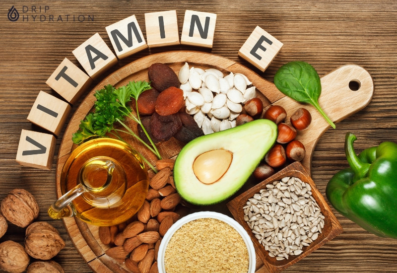 Vitamin E tồn tại tự nhiên trong một số loại thực phẩm, bao gồm hạt, quả hạch, một số loại rau và một số thực phẩm bổ sung 