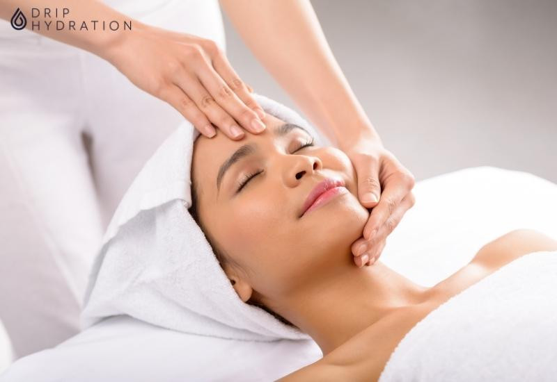 Massage mặt là một trong những bí quyết để mang lại hiệu quả làm săn chắc cơ mặt