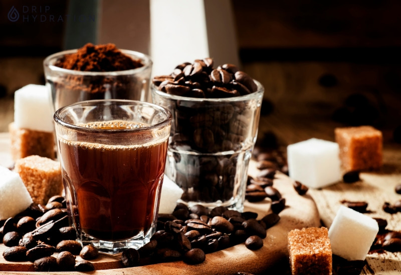 Sử dụng caffeine quá liều là một nguyên nhân phổ biến khiến người mệt mỏi tim đập nhanh