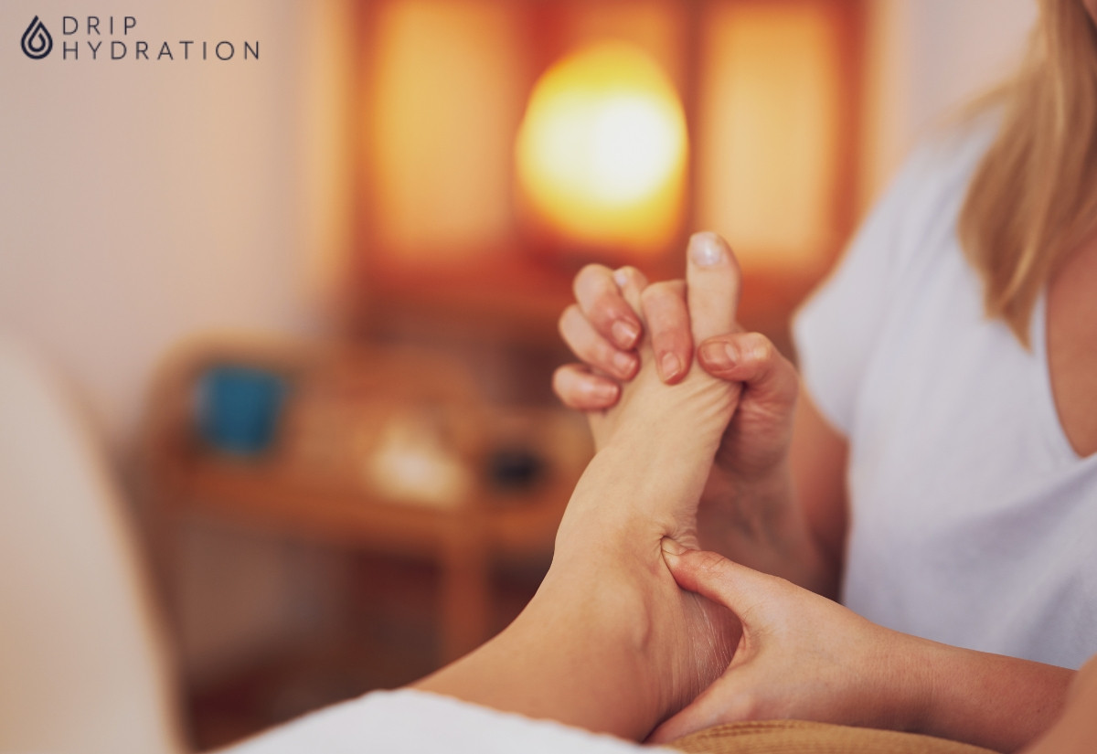 Hình 2. Bấm huyệt chữa béo bụng nên được thực hiện bởi các chuyên gia