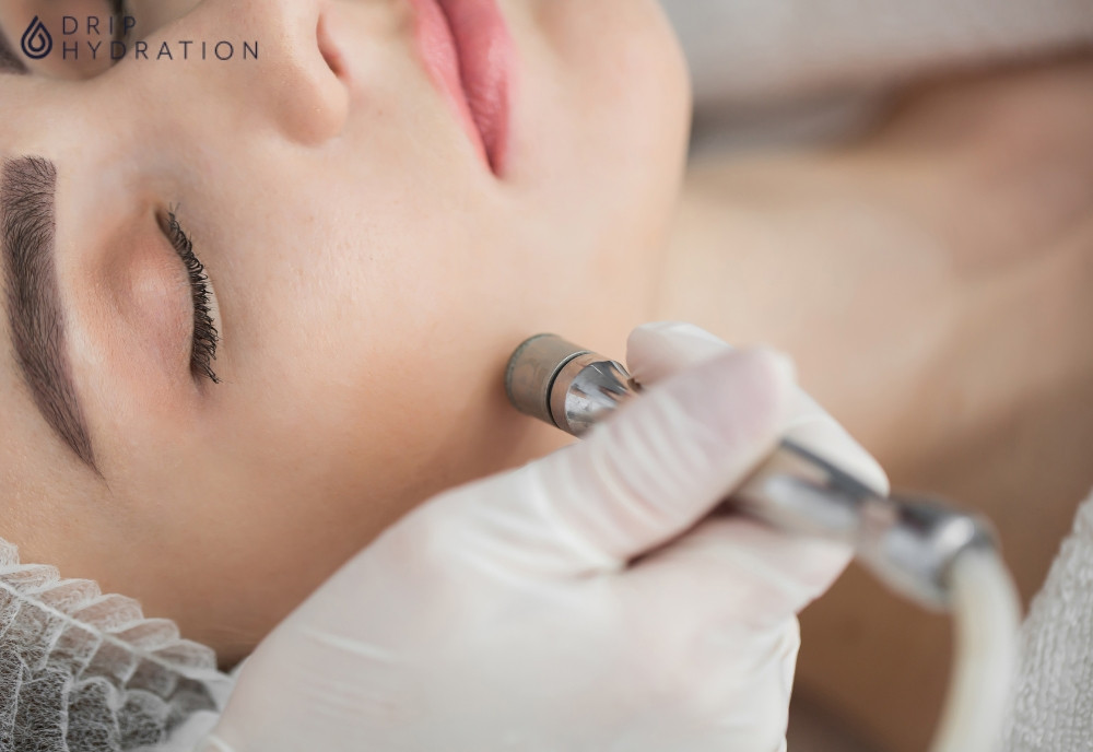 Microdermabrasion là một phương pháp chăm sóc da chuyên sâu giúp loại bỏ tế bào da chết