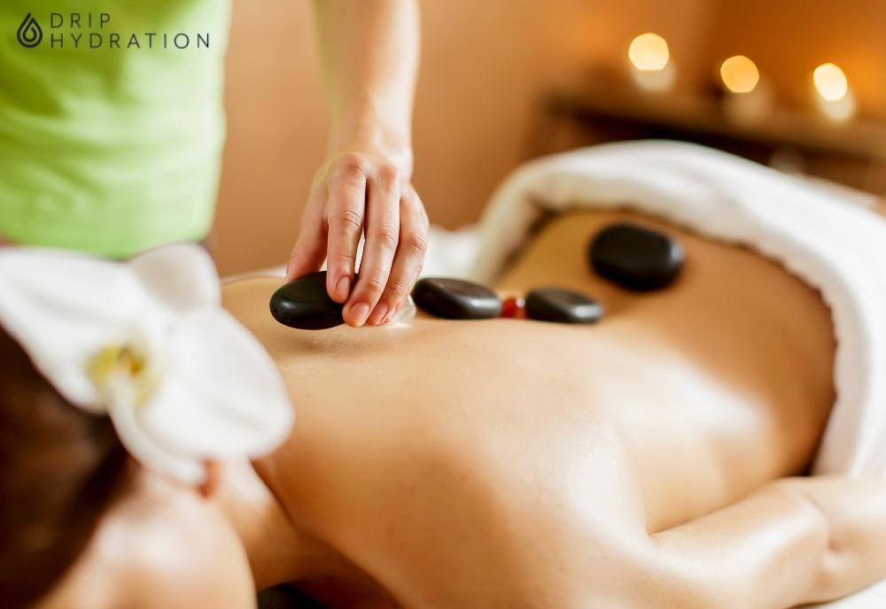 Massage bằng đá nóng là cách xoa bóp dễ ngủ