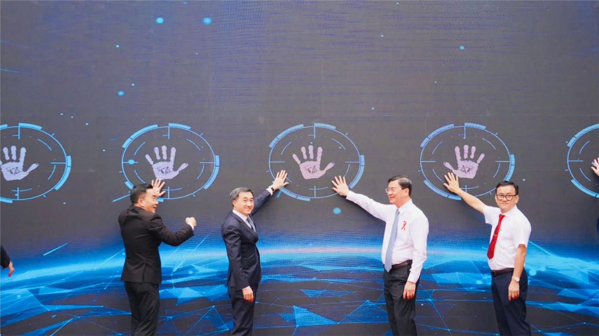 Ảnh: Lãnh đạo thực hiện nghi thức ấn nút hưởng ứng, cam kết đồng hành chấm dứt đại dịch AIDS tại Việt Nam vào năm 2030. Nguồn ảnh: Sở Y tế HCM