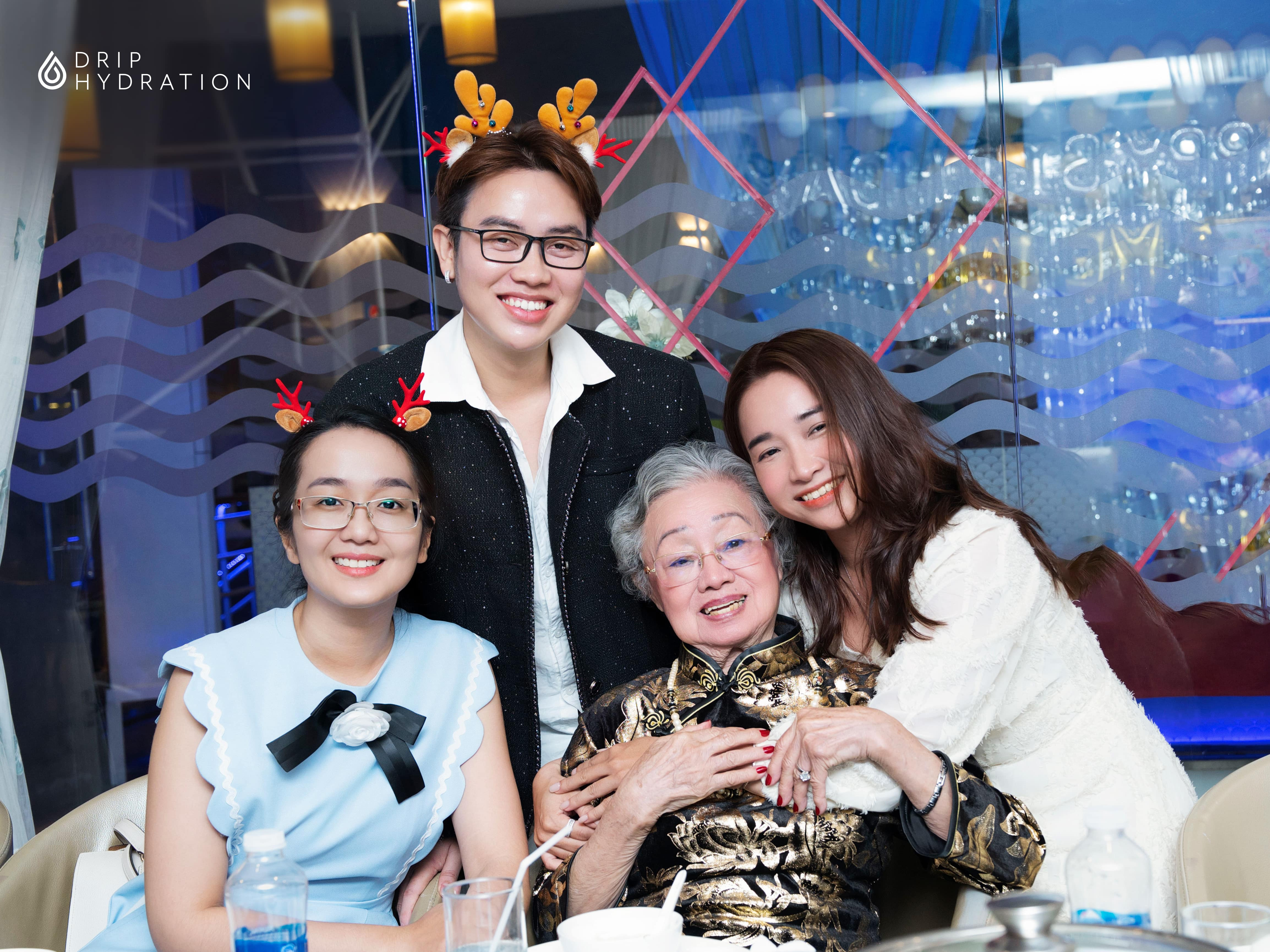 Đội ngũ Drip hạnh phúc trong bộ ảnh đón tuổi của Ms. Xuân Lan - VIP Member lớn tuổi nhất của Drip.