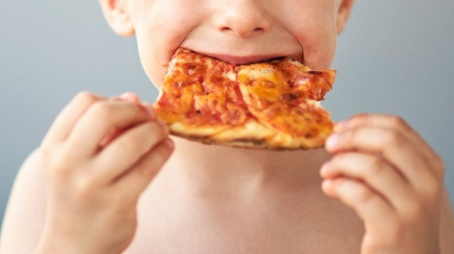 Trẻ em và thanh thiếu niên có thể bị thừa cân hoặc béo phì do thói quen ăn uống kém (Nguồn: Internet)