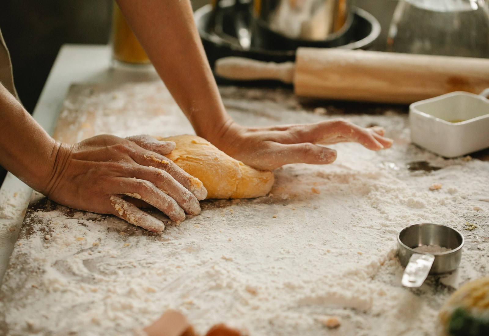 Nguyên liệu làm bánh mì khá đa dạng nhưng thành phần chính vẫn là bột mì và men nở