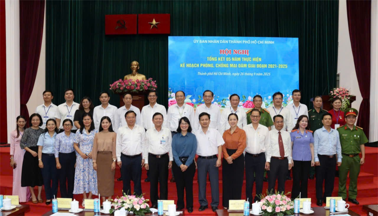 Bà Trần Thị Diệu Thuý - Thành uỷ viên, Phó Chủ tịch Ủy ban nhân dân Thành phố, Chủ trì Hội nghị chụp hình cùng đại diện các đơn vị tham dự hội nghị.