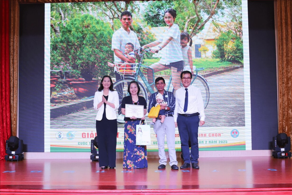 Ảnh: Các hình ảnh trao giải Hội thi ảnh “Gia đình hai con - Vẹn tròn hạnh phúc” lần thứ 2 năm 2025 của Tp.HCM