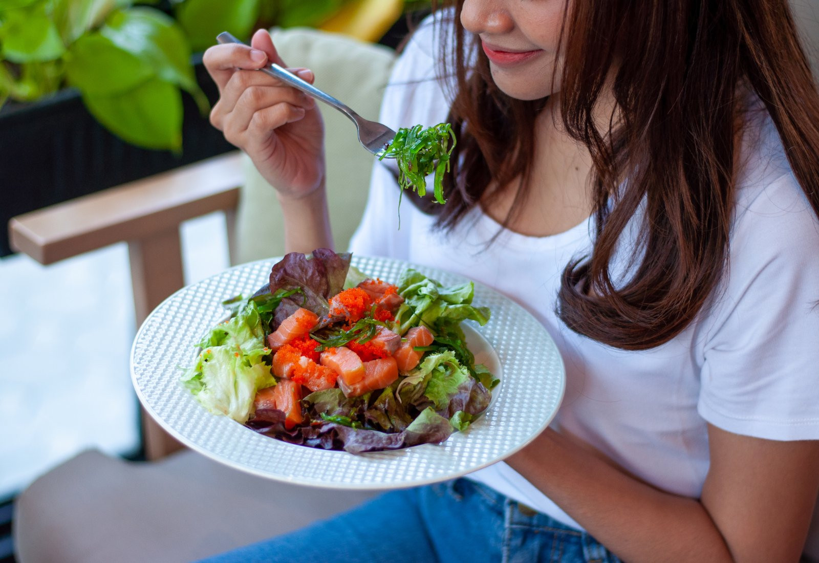 Thực hiện chế độ ăn lành mạnh là một trong các cách giảm cân cho phụ nữ tuổi 40