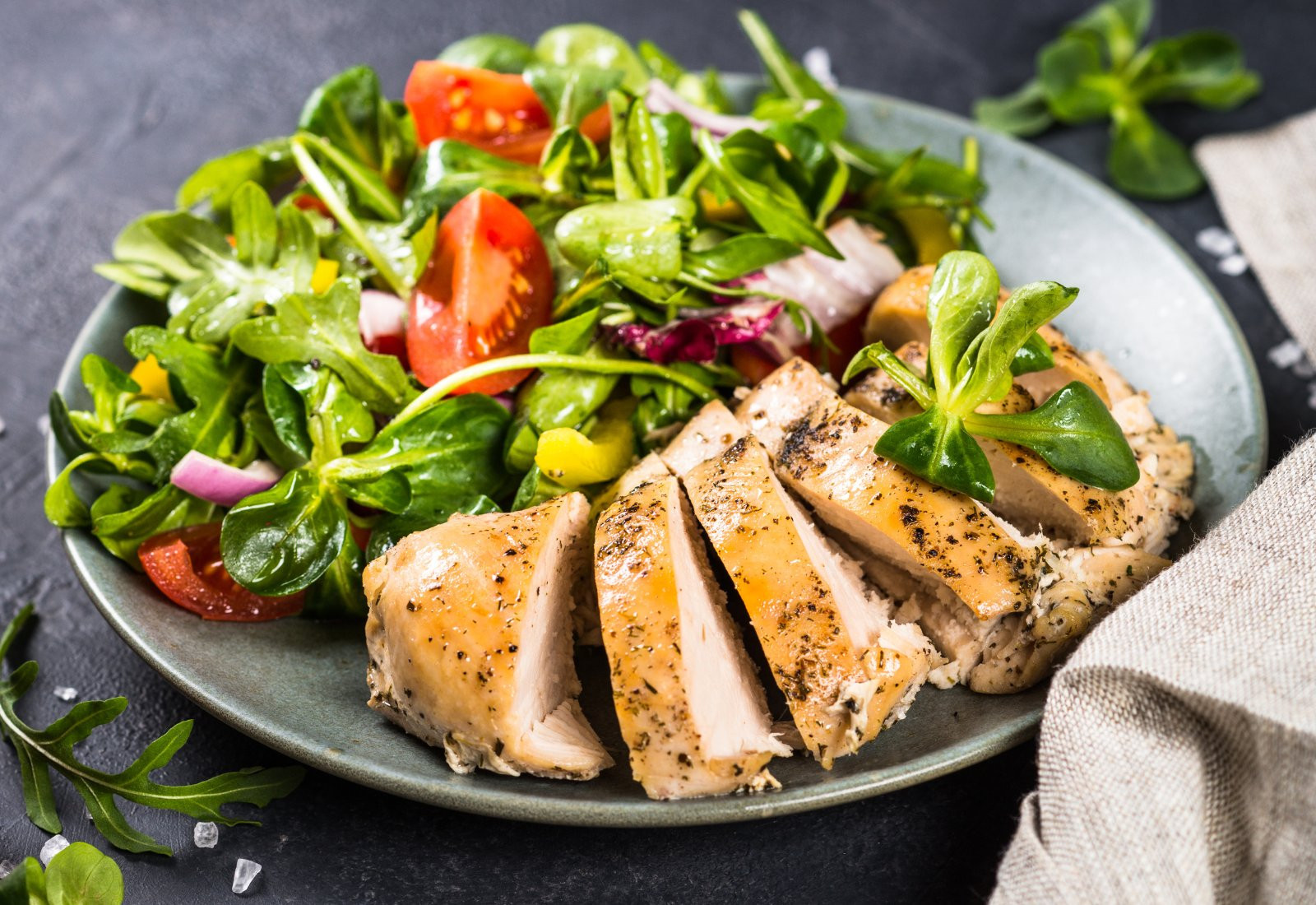 Salad ức gà là món ăn giàu dinh dưỡng lại còn tốt cho sức khỏe 
