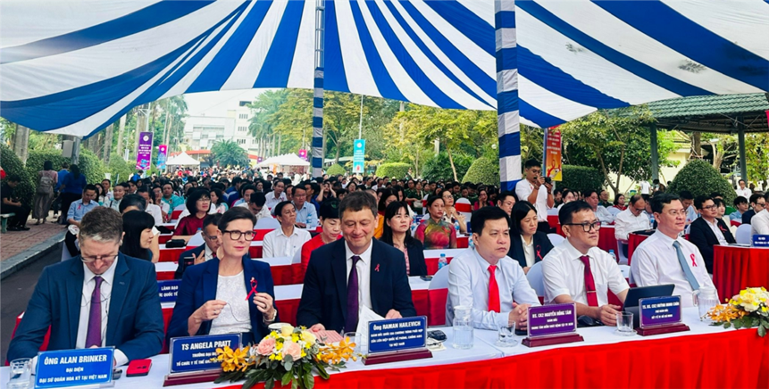 Ảnh: Toàn cảnh Lễ mít tinh cấp quốc gia hưởng ứng 35 năm Việt Nam ứng phó với HIV/AIDS. Nguồn: Sở Y tế HCM