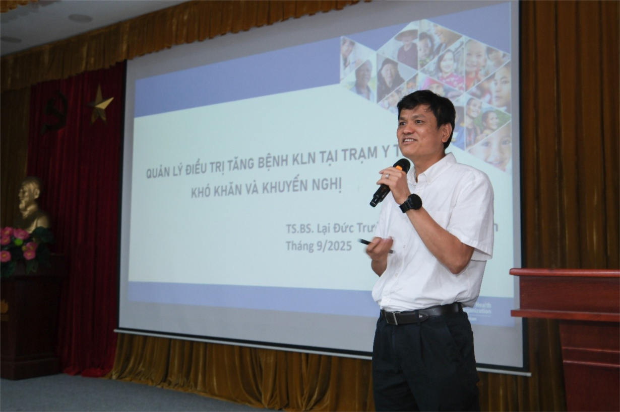 Ảnh: TS.BS Lại Đức Trường – cán bộ kỹ thuật WHO trình bày nội dung Quản lý bệnh không lây nhiễm tại trạm y tế. Nguồn: Sở Y tế Tp Hồ Chí Minh