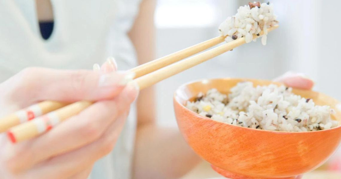 Sau sinh, ăn ít cơm có giảm béo không?