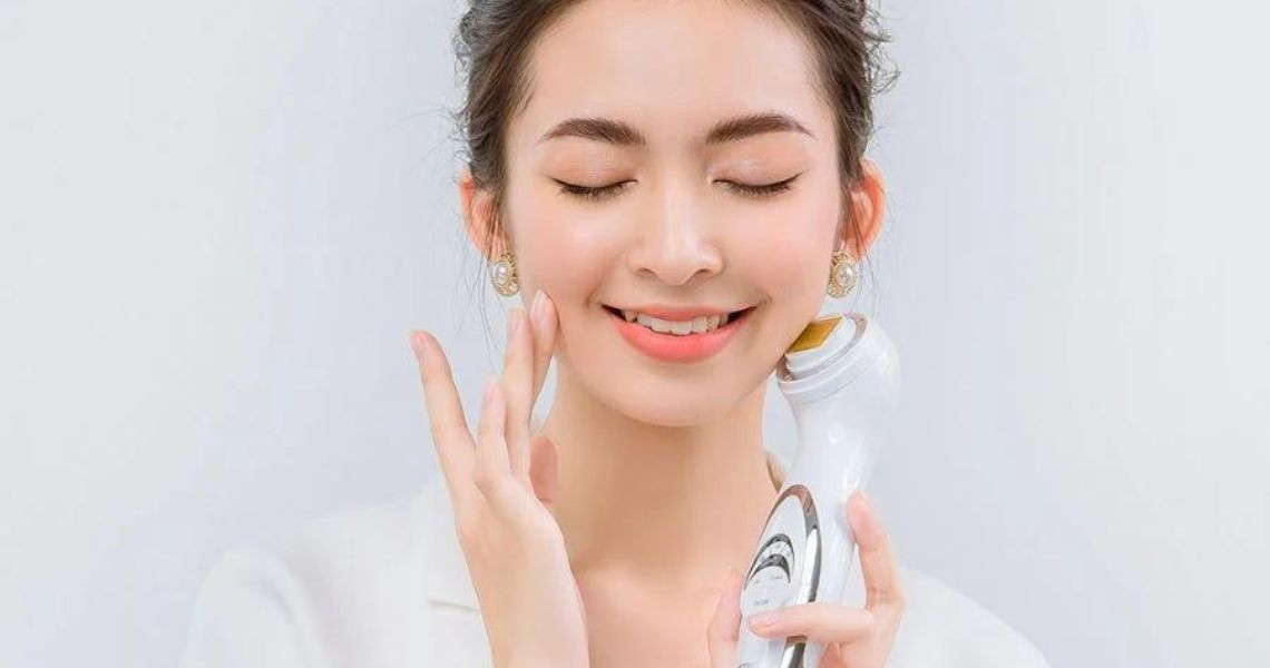 Dùng máy massage nâng cơ mặt có hiệu quả trẻ hóa không?