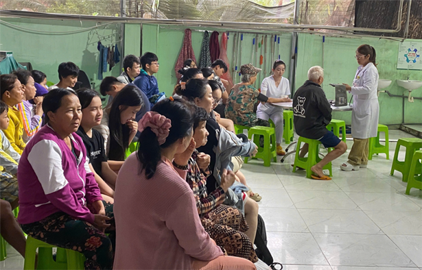 Huy động lực lượng y tế chi viện và vận động “Túi thuốc gia đình” hỗ trợ người dân các tỉnh Nam Trung Bộ