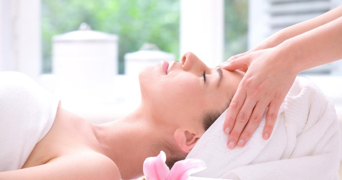 Hướng dẫn cách massage giảm nếp nhăn trán