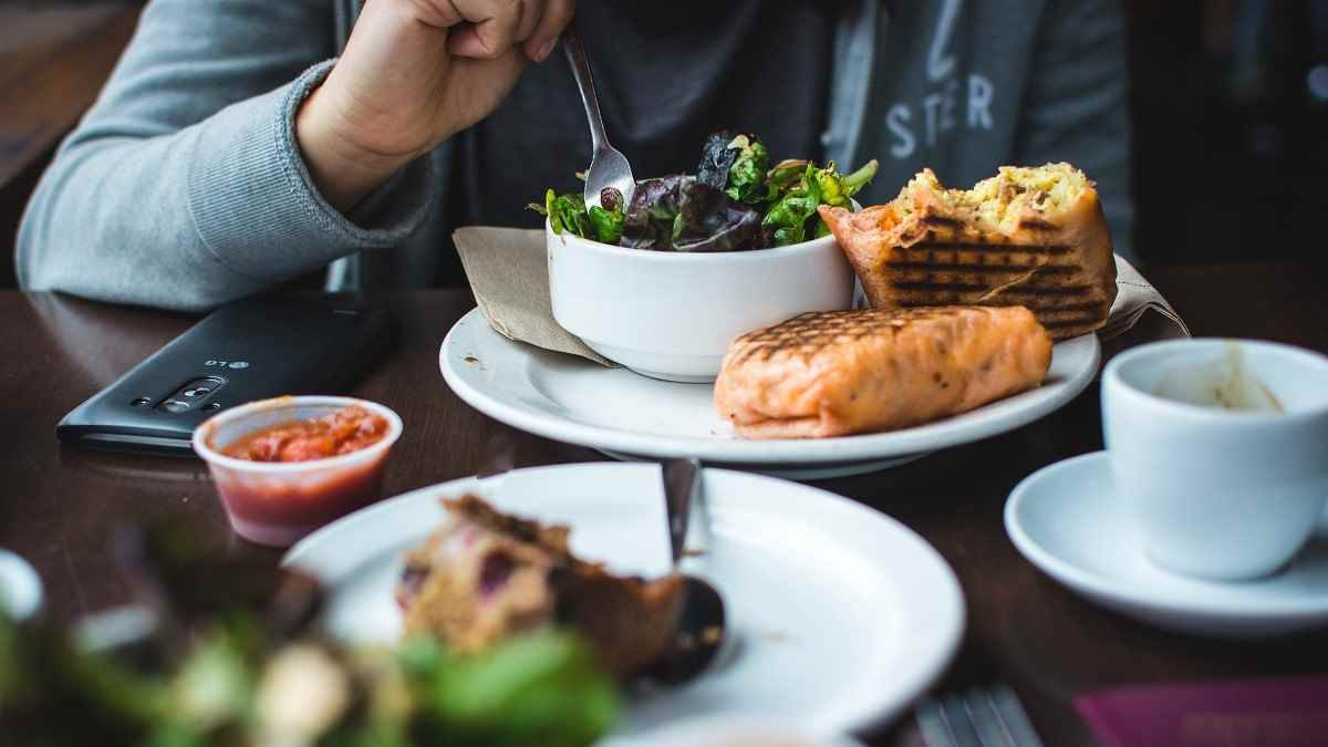 Ăn tối muộn có sao không? Thói quen khó bỏ của nhiều người