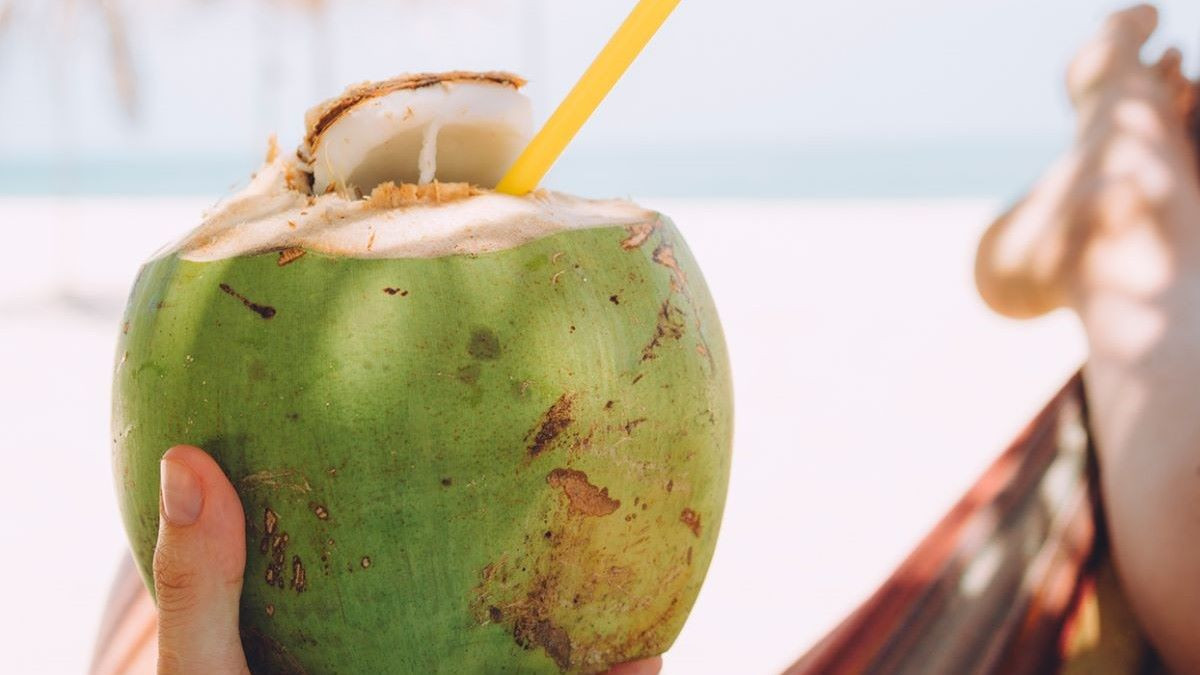 Nước dừa bao nhiêu calo? Bí quyết uống không lo mập