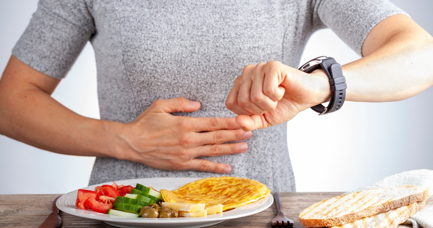 Quy tắc bàn tay trong nhịn ăn gián đoạn là gì và tại sao nó giúp giảm cân?