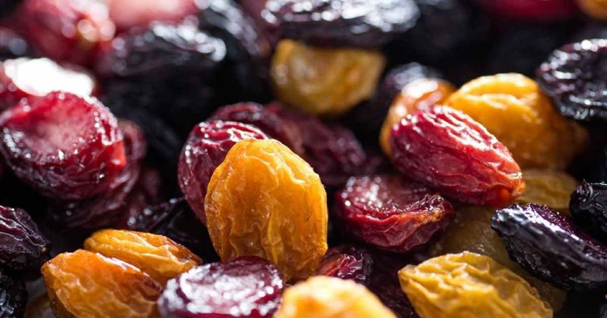 Ăn nho khô nhiều có tốt không? Ai không nên ăn nhiều nho khô?