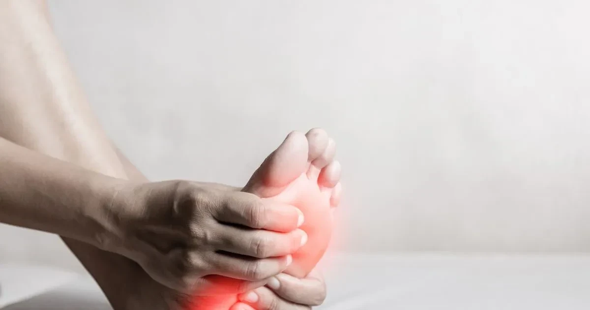 Bị tê tay chân là bị gì? Cảnh báo đột quỵ đang đến gần!