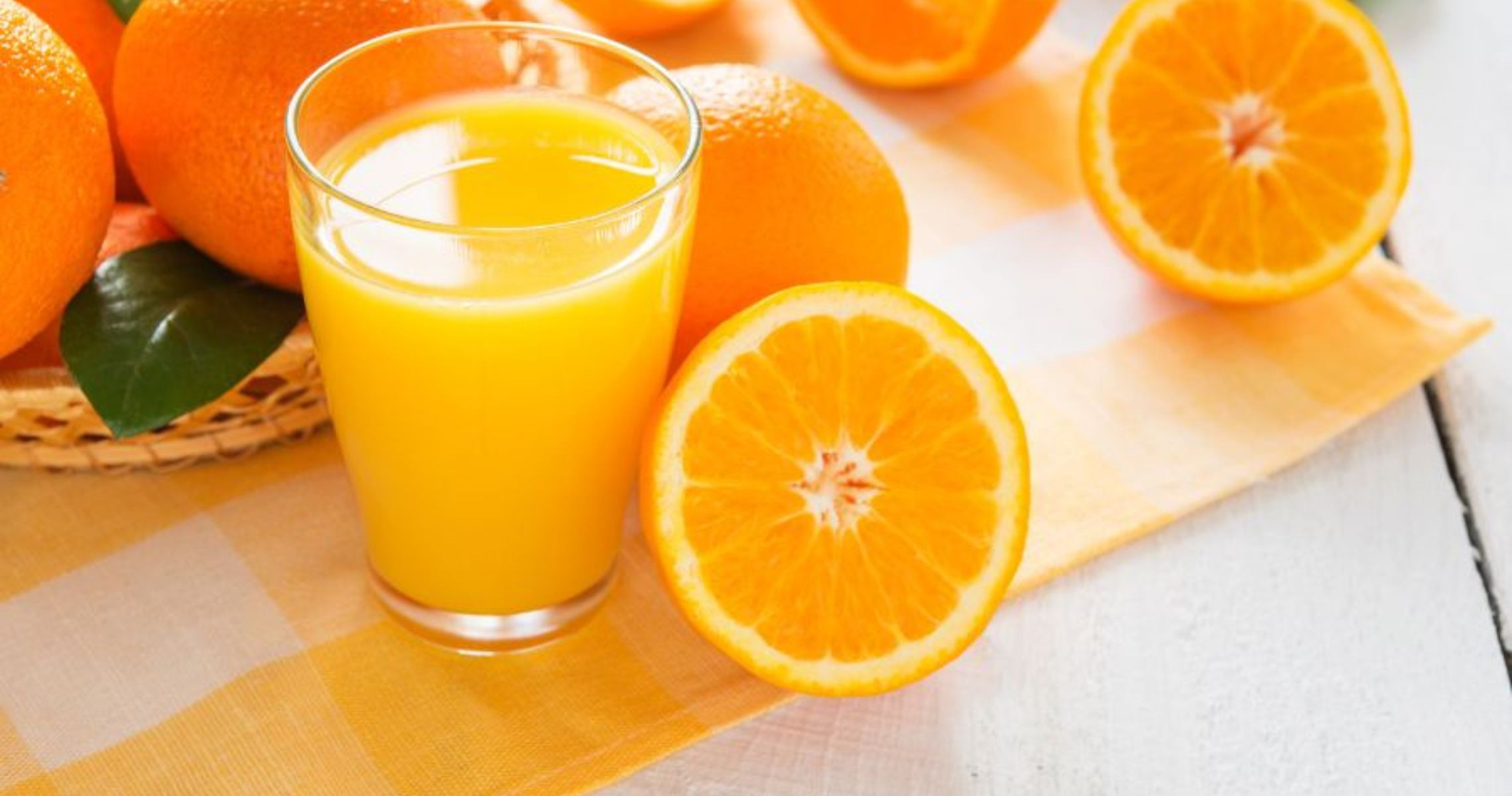 Bị sốt xuất huyết uống nước cam được không?