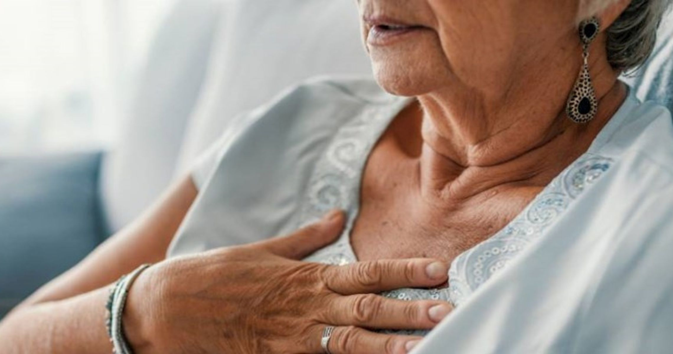 Cơn đau thắt ngực: Dấu hiệu nguy hiểm cảnh báo bệnh tim mạch