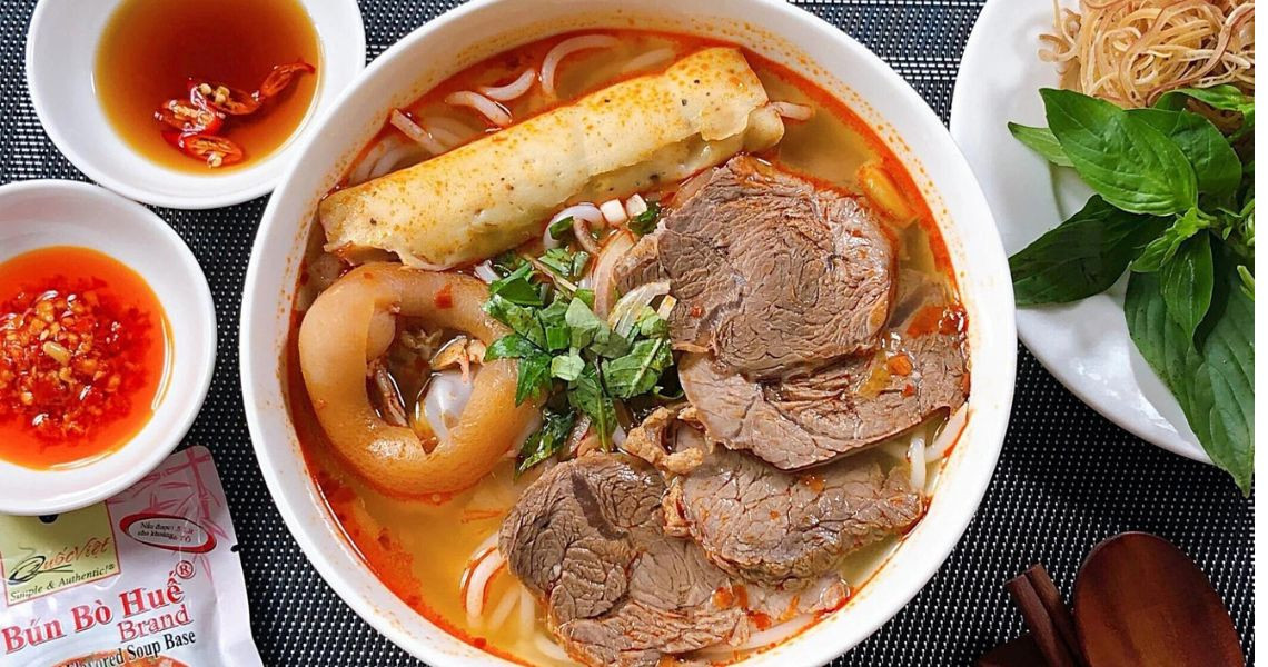 Tô bún bò bao nhiêu calo và bà mẹ đang cho con bú có nên ăn nếu muốn giảm béo?